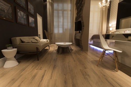 Piso laminado Eucafloor Ambience; projeto de Faride Elia